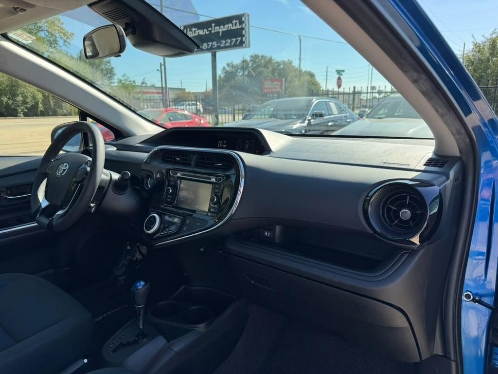Toyota Prius C Vehicle Full-screen Gallery Image 13