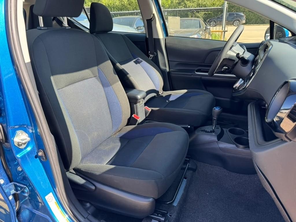 Toyota Prius C Vehicle Full-screen Gallery Image 14