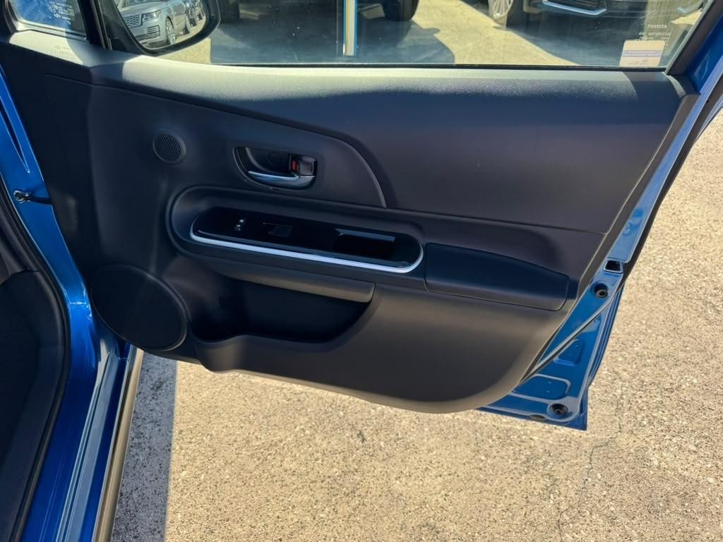 Toyota Prius C Vehicle Full-screen Gallery Image 15