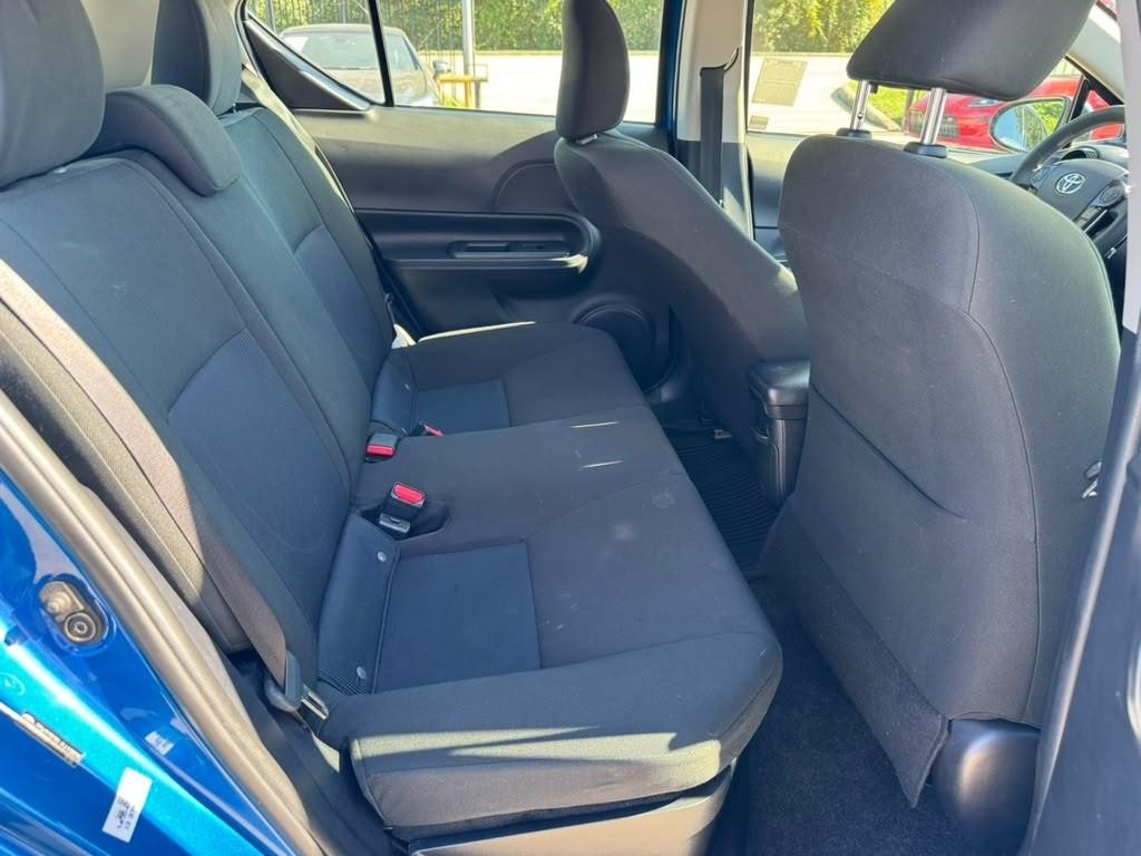 Toyota Prius C Vehicle Full-screen Gallery Image 16