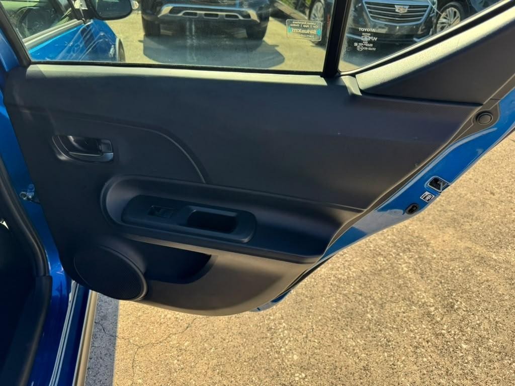 Toyota Prius C Vehicle Full-screen Gallery Image 17