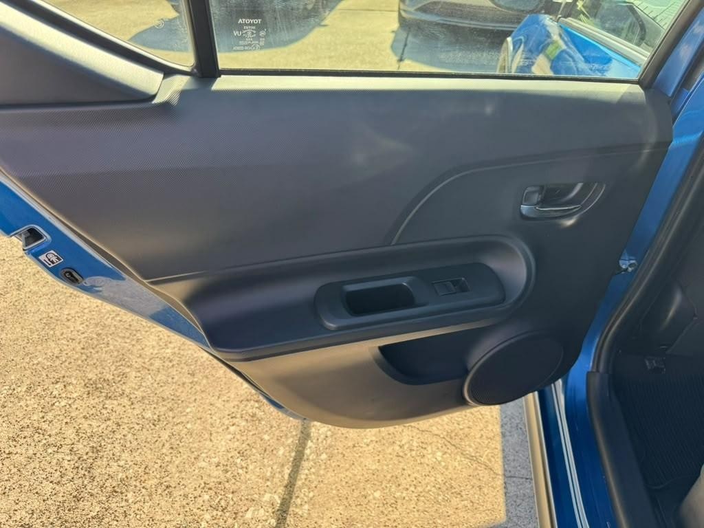 Toyota Prius C Vehicle Full-screen Gallery Image 19