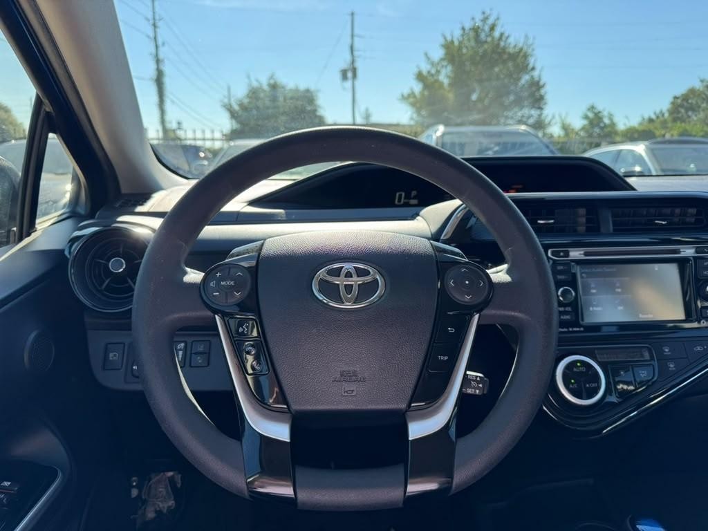 Toyota Prius C Vehicle Full-screen Gallery Image 20