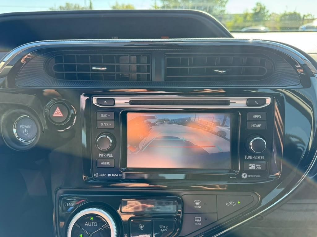 Toyota Prius C Vehicle Full-screen Gallery Image 23