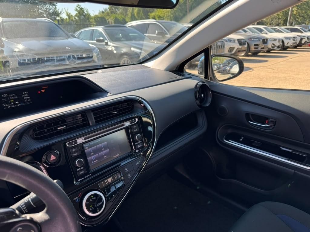 Toyota Prius C Vehicle Full-screen Gallery Image 25