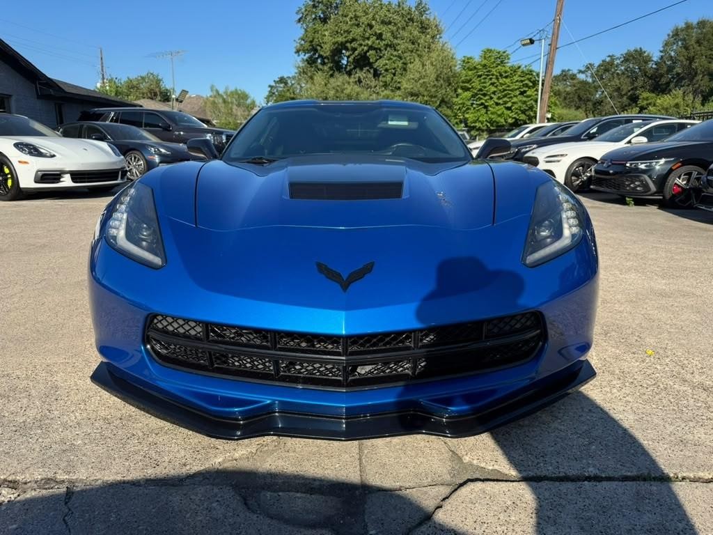 Chevrolet Corvette Stingray Vehicle Full-screen Gallery Image 02