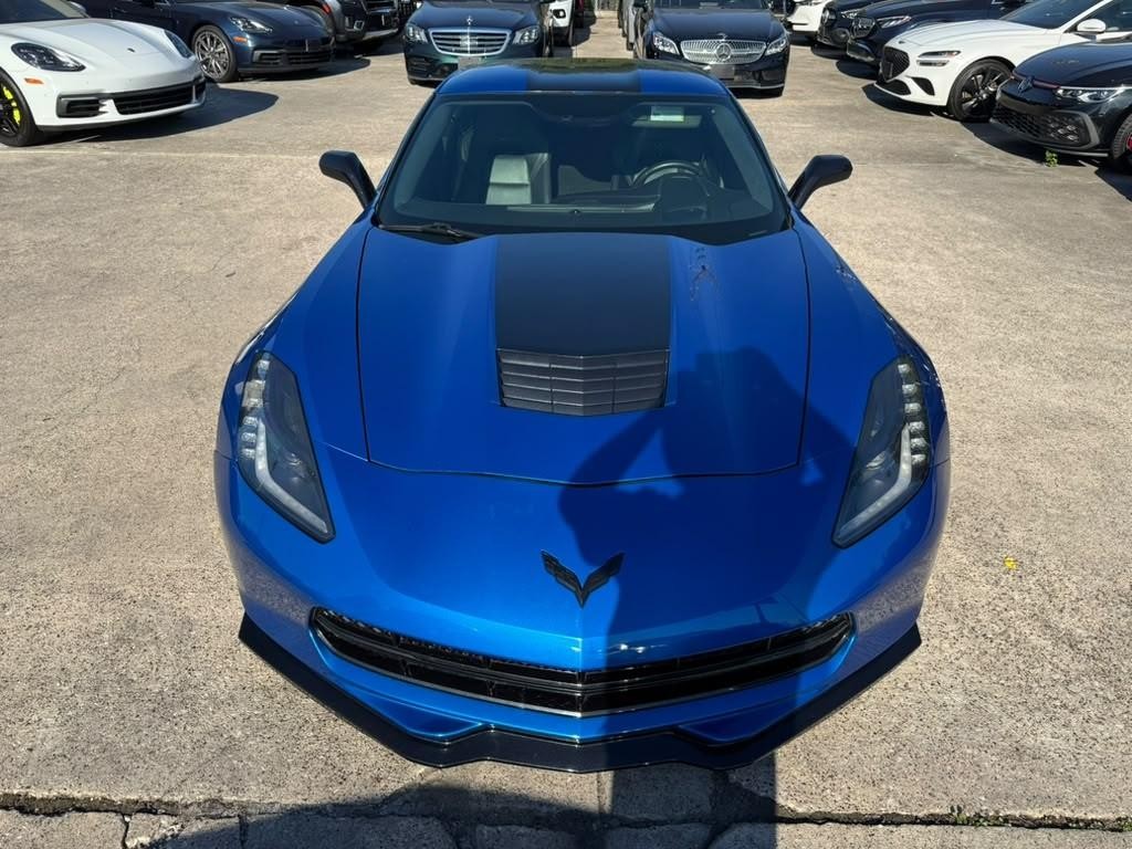 Chevrolet Corvette Stingray Vehicle Full-screen Gallery Image 03