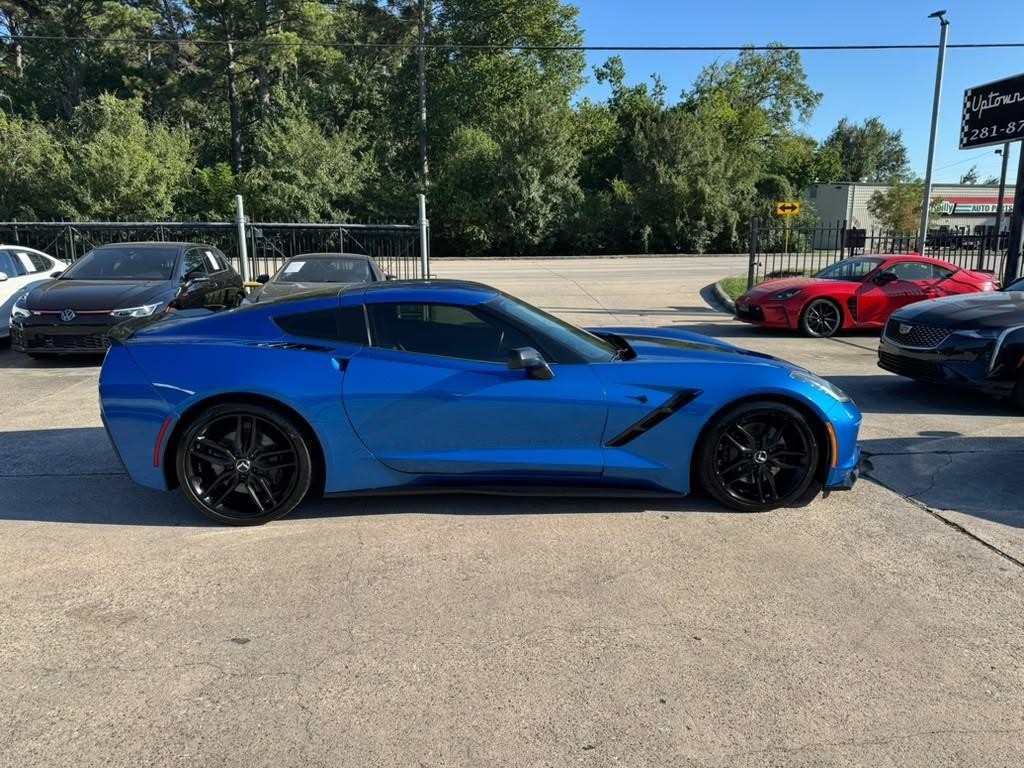 Chevrolet Corvette Stingray Vehicle Full-screen Gallery Image 05