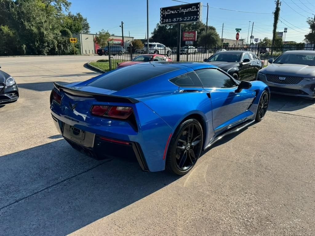 Chevrolet Corvette Stingray Vehicle Full-screen Gallery Image 06