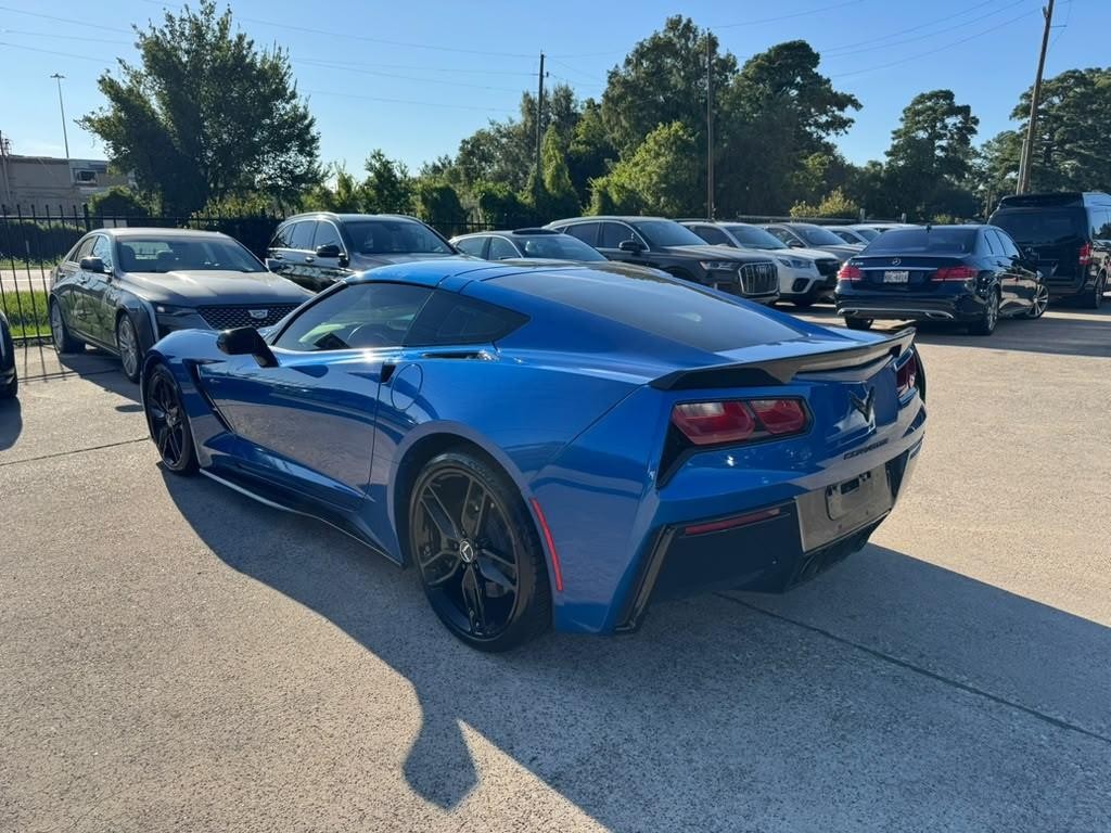 Chevrolet Corvette Stingray Vehicle Full-screen Gallery Image 08
