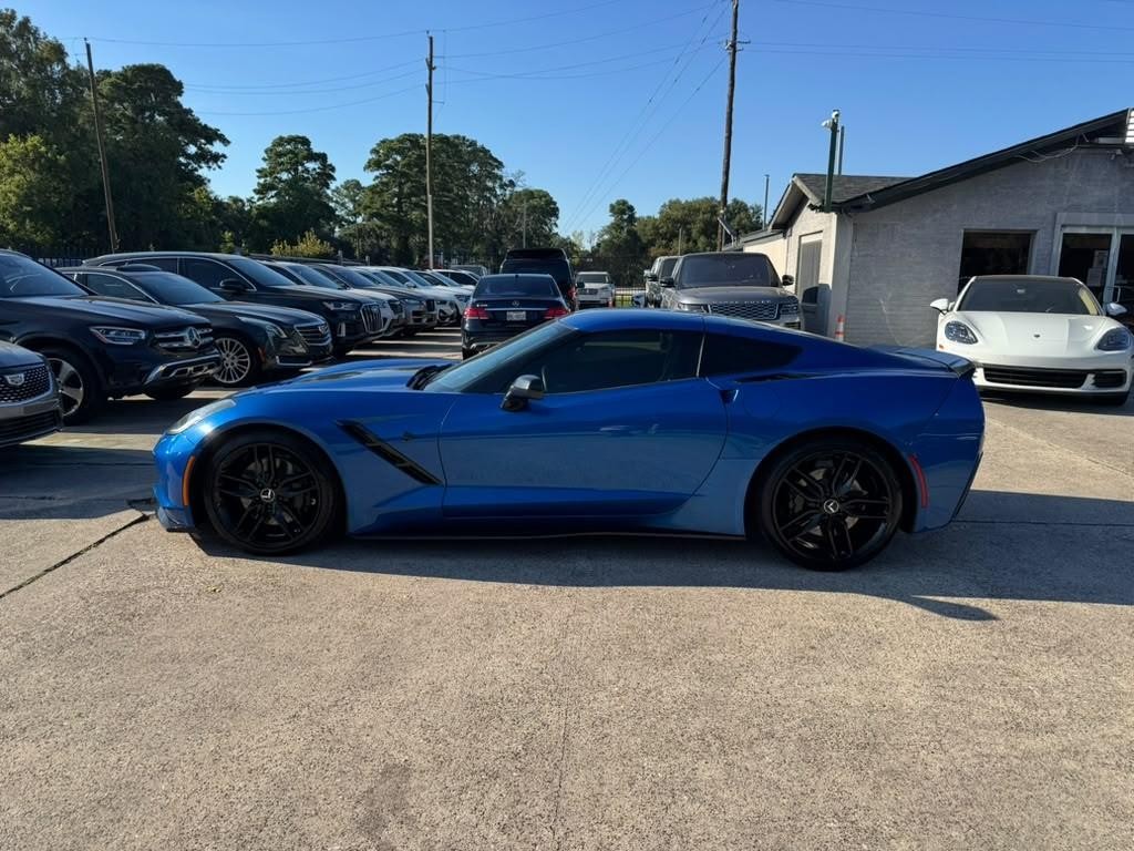 Chevrolet Corvette Stingray Vehicle Full-screen Gallery Image 09