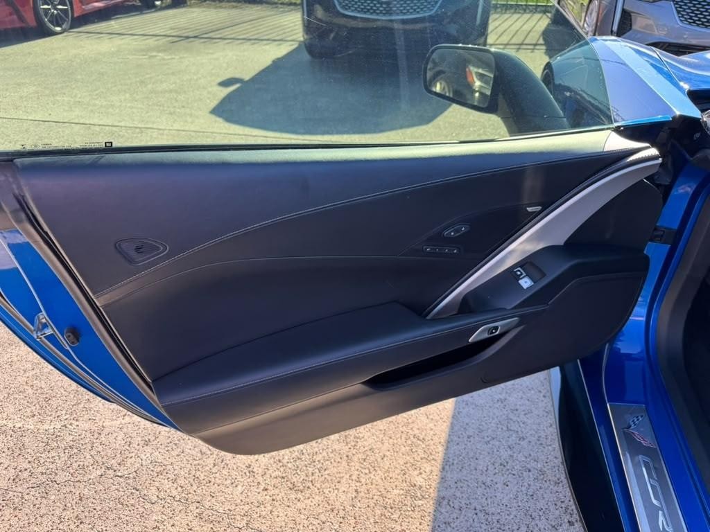 Chevrolet Corvette Stingray Vehicle Full-screen Gallery Image 12