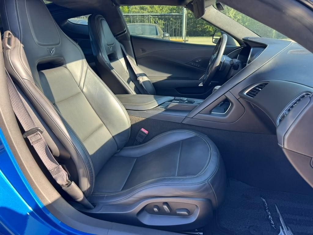 Chevrolet Corvette Stingray Vehicle Full-screen Gallery Image 14
