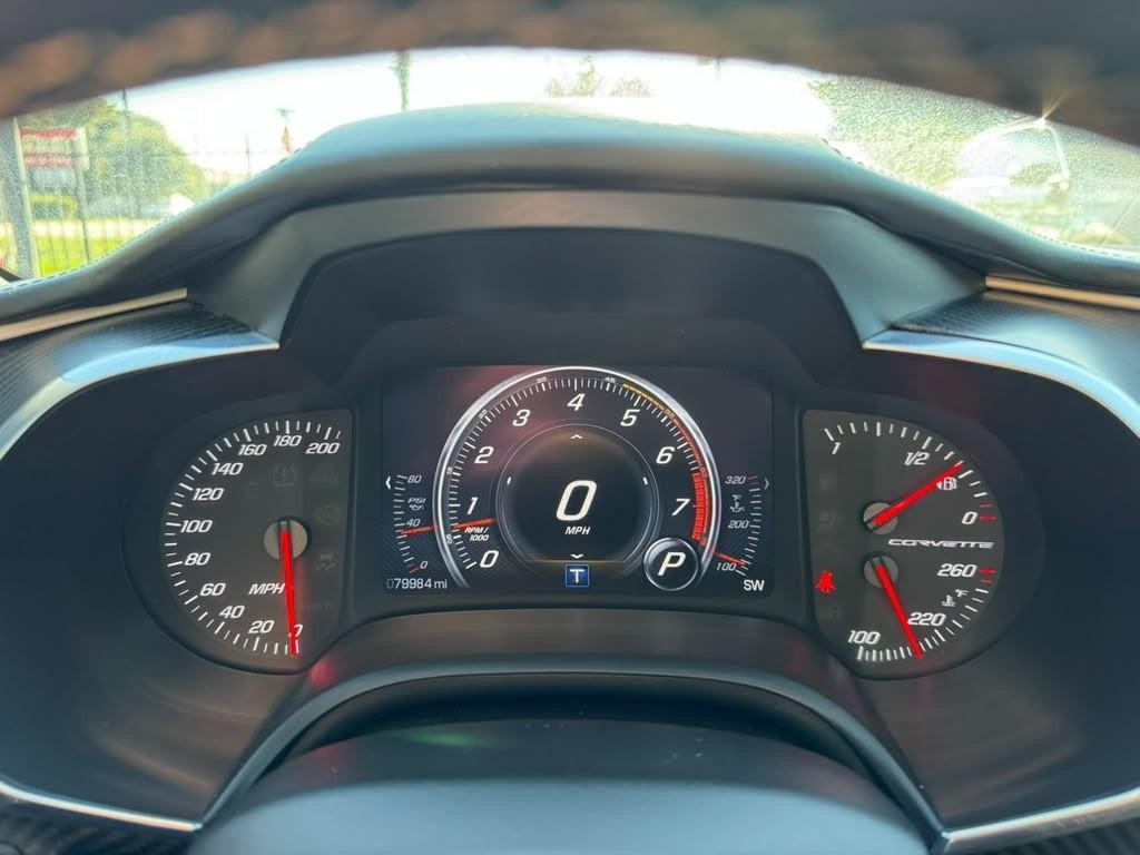 Chevrolet Corvette Stingray Vehicle Full-screen Gallery Image 17