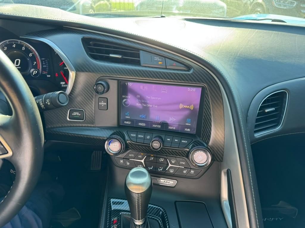 Chevrolet Corvette Stingray Vehicle Full-screen Gallery Image 18