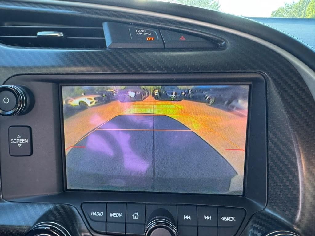 Chevrolet Corvette Stingray Vehicle Full-screen Gallery Image 19