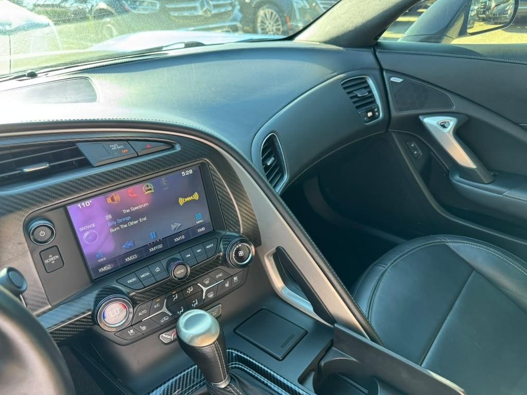 Chevrolet Corvette Stingray Vehicle Full-screen Gallery Image 22
