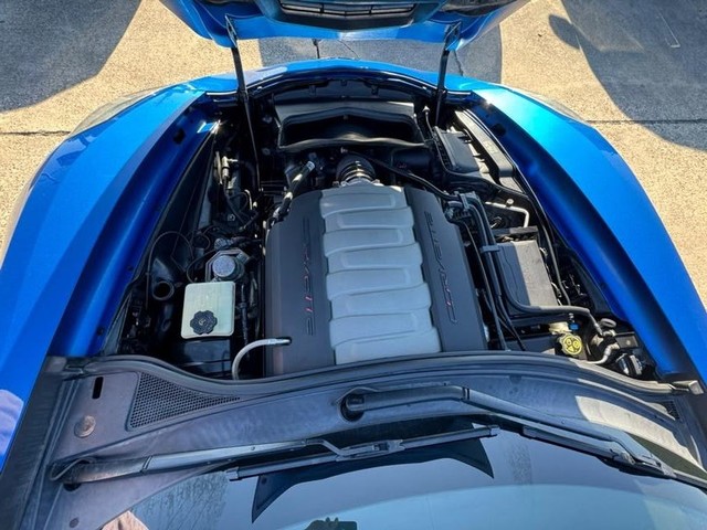 Chevrolet Corvette Stingray Vehicle Full-screen Gallery Image 24