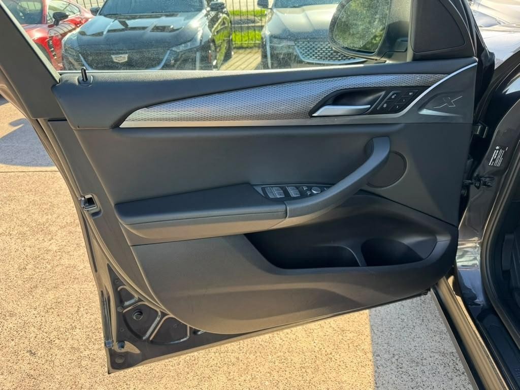 BMW X3 Vehicle Full-screen Gallery Image 12