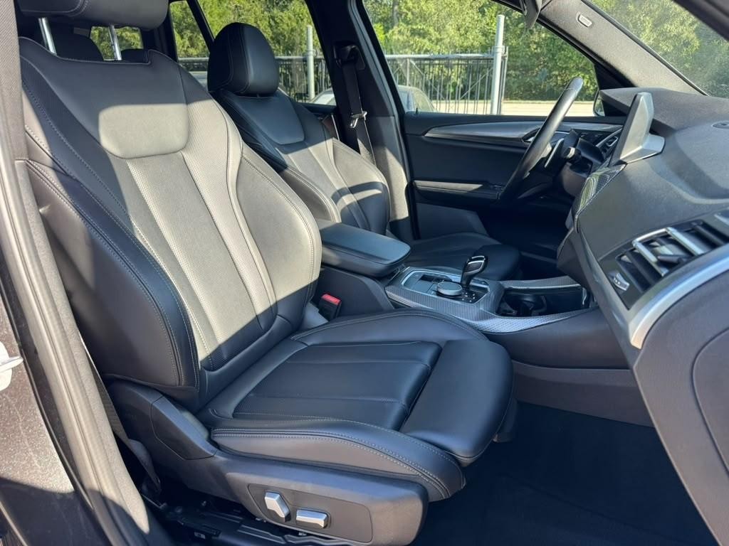 BMW X3 Vehicle Full-screen Gallery Image 14