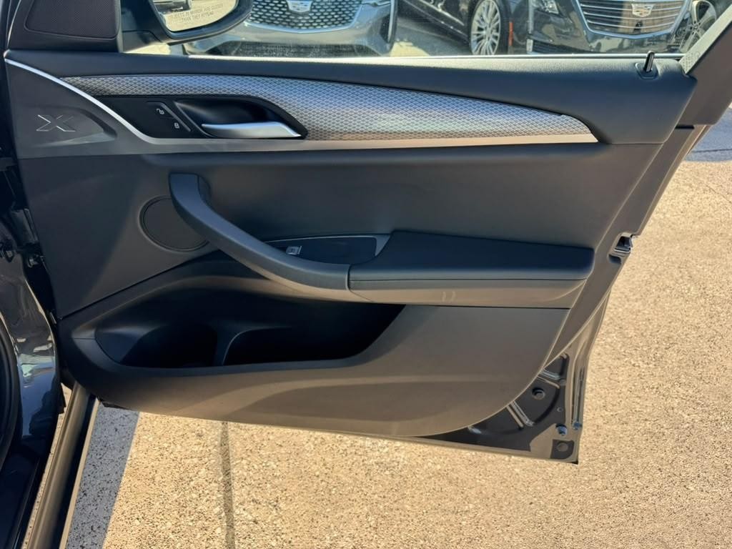 BMW X3 Vehicle Full-screen Gallery Image 15