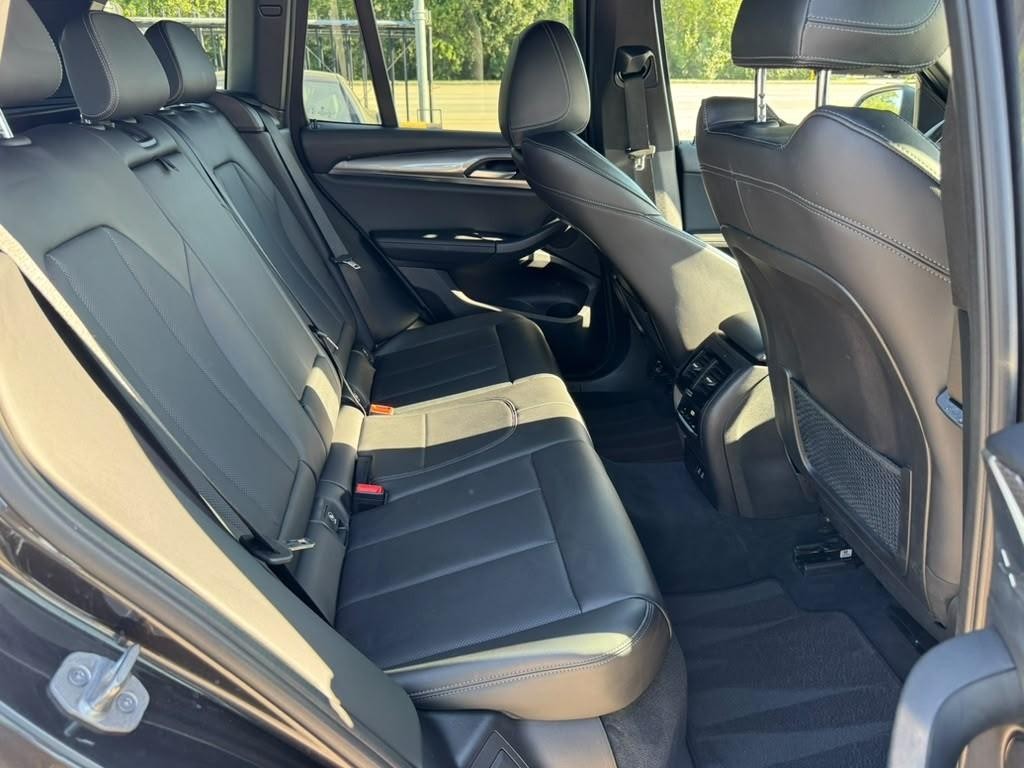 BMW X3 Vehicle Full-screen Gallery Image 16