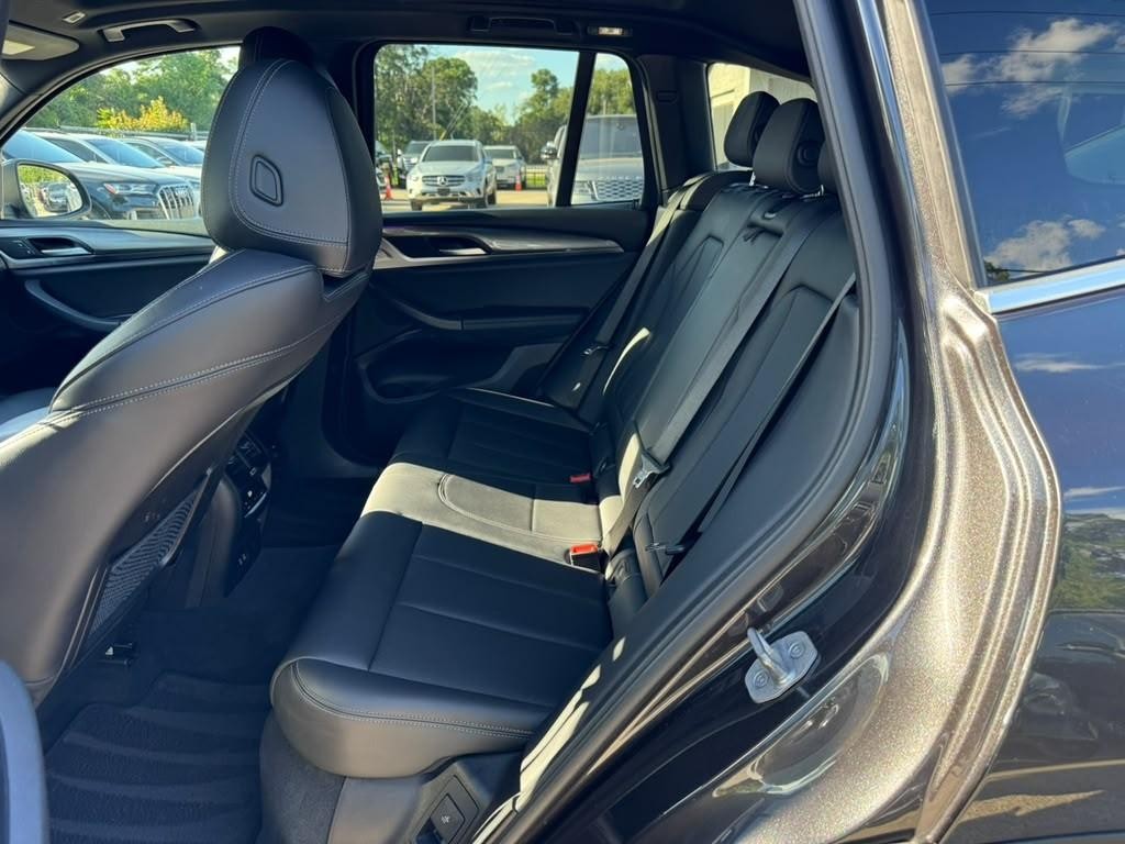 BMW X3 Vehicle Full-screen Gallery Image 18