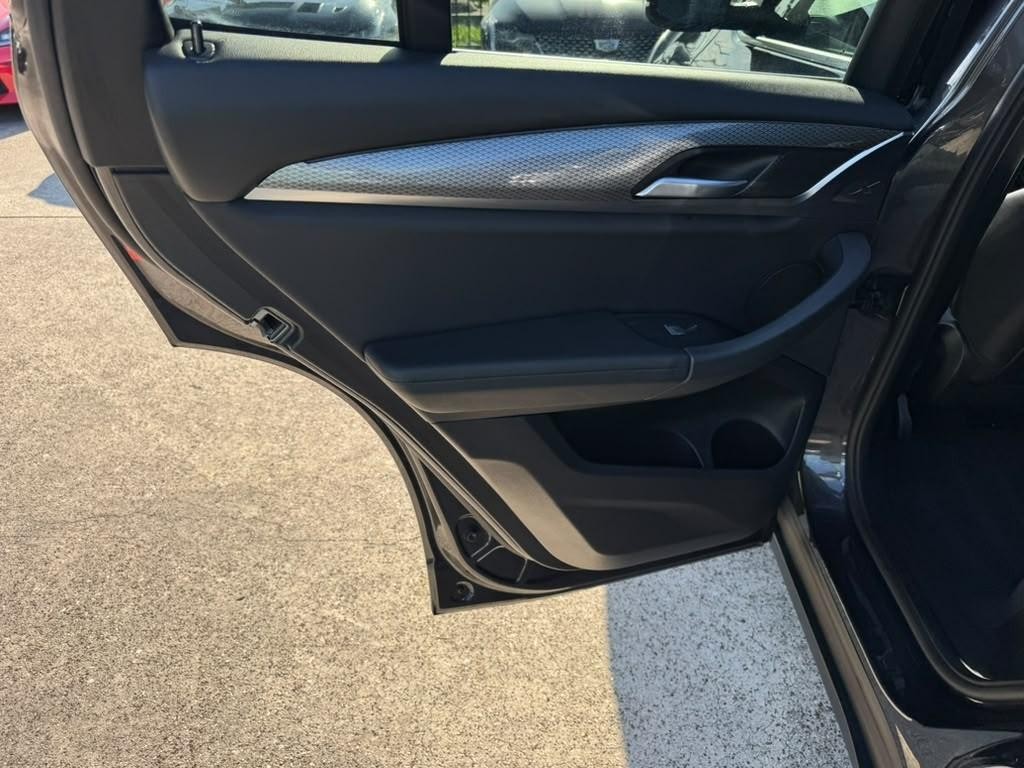 BMW X3 Vehicle Full-screen Gallery Image 19