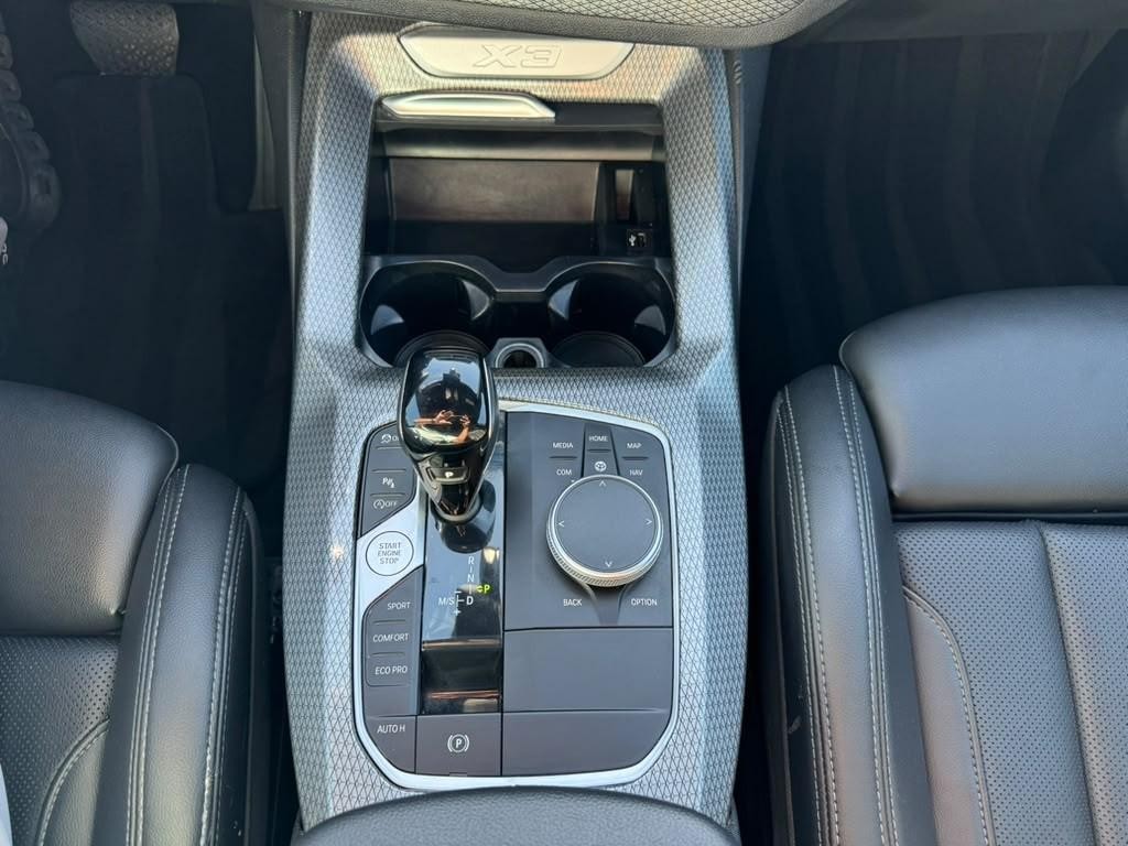 BMW X3 Vehicle Full-screen Gallery Image 25