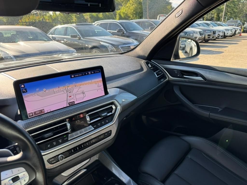 BMW X3 Vehicle Full-screen Gallery Image 26