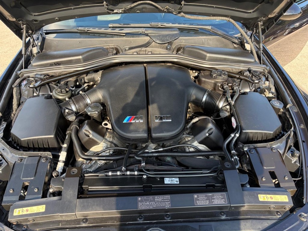 BMW M6 Vehicle Full-screen Gallery Image 24
