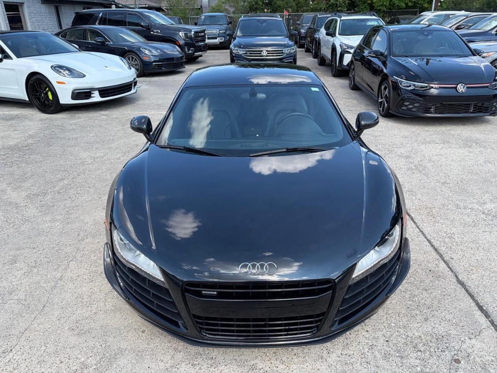 Audi R8 Vehicle Full-screen Gallery Image 03