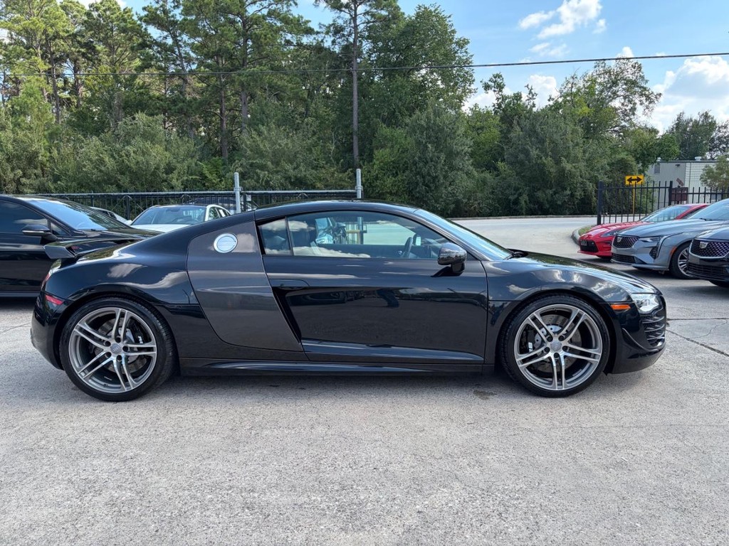 Audi R8 Vehicle Full-screen Gallery Image 05