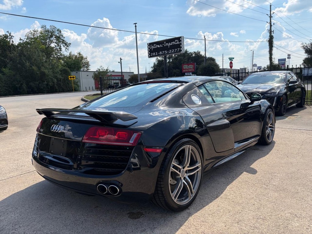 Audi R8 Vehicle Full-screen Gallery Image 06