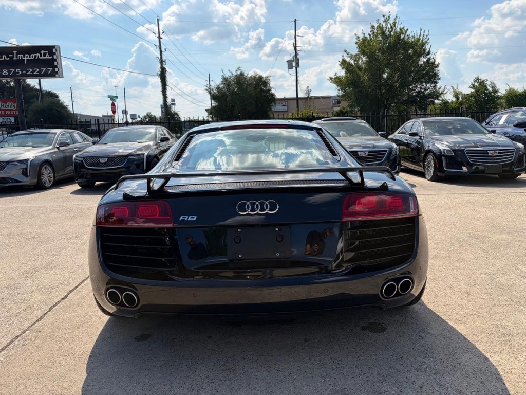 Audi R8 Vehicle Full-screen Gallery Image 07