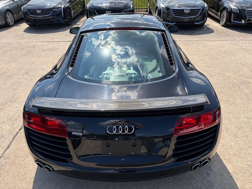 Audi R8 Vehicle Full-screen Gallery Image 08