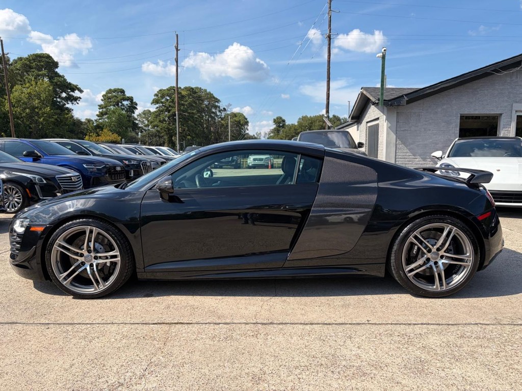 Audi R8 Vehicle Full-screen Gallery Image 10