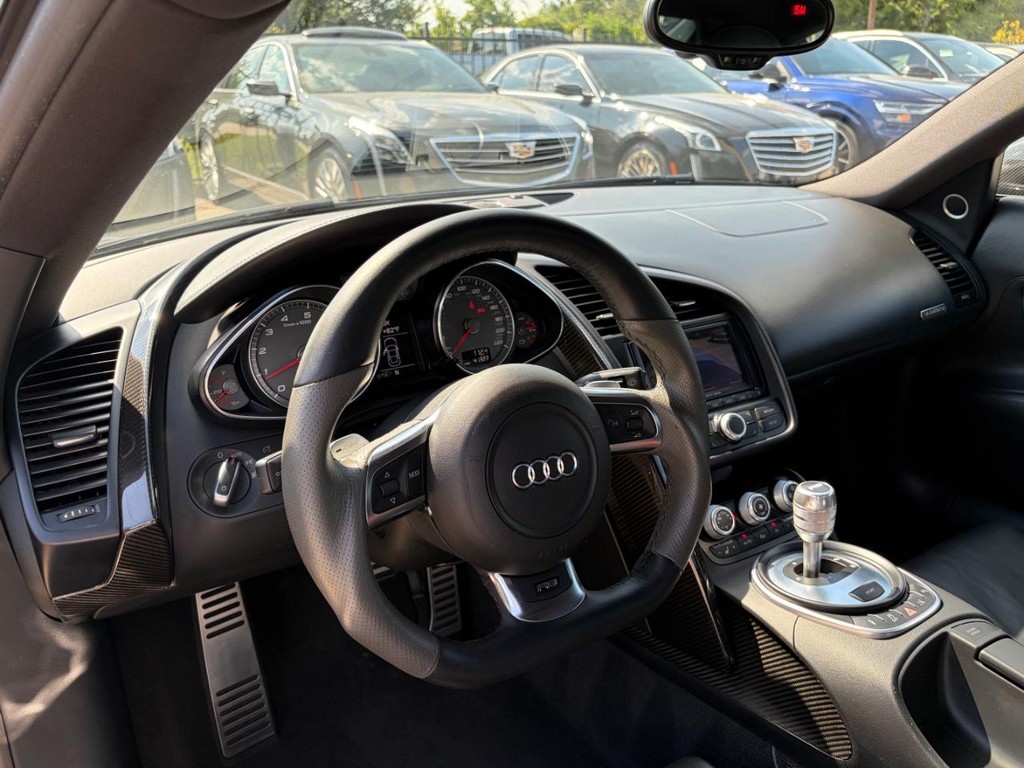 Audi R8 Vehicle Full-screen Gallery Image 11
