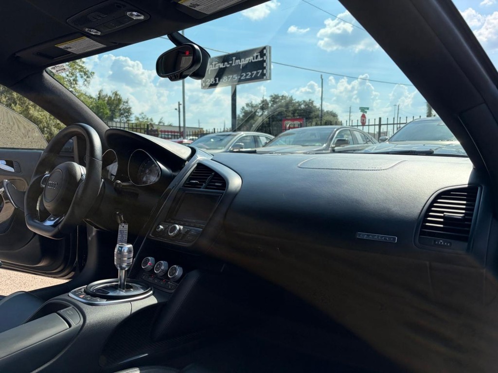 Audi R8 Vehicle Full-screen Gallery Image 13