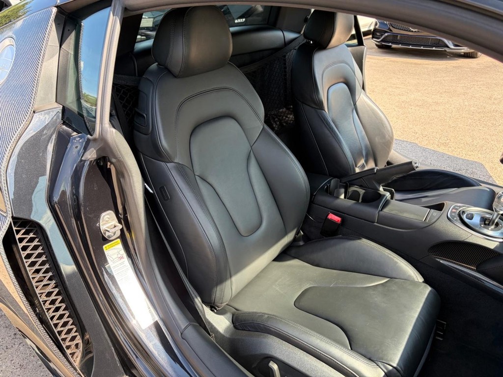 Audi R8 Vehicle Full-screen Gallery Image 14