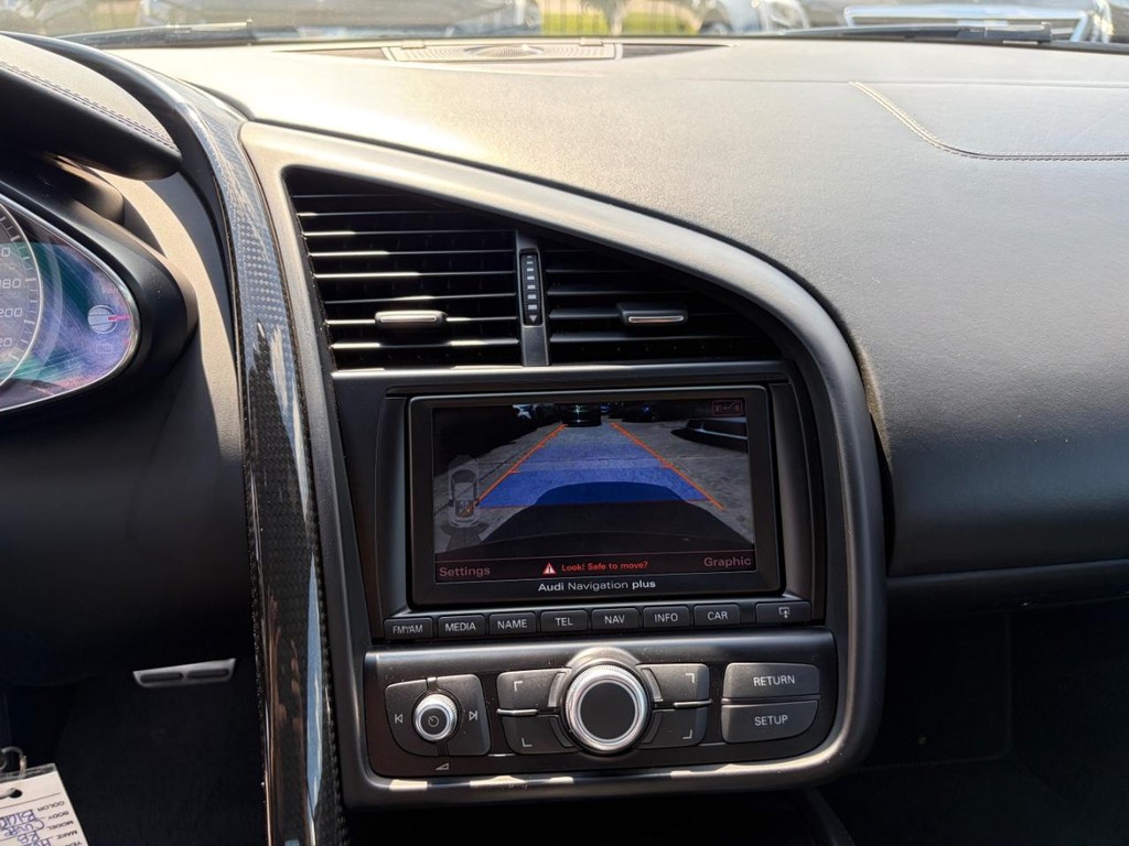 Audi R8 Vehicle Full-screen Gallery Image 18