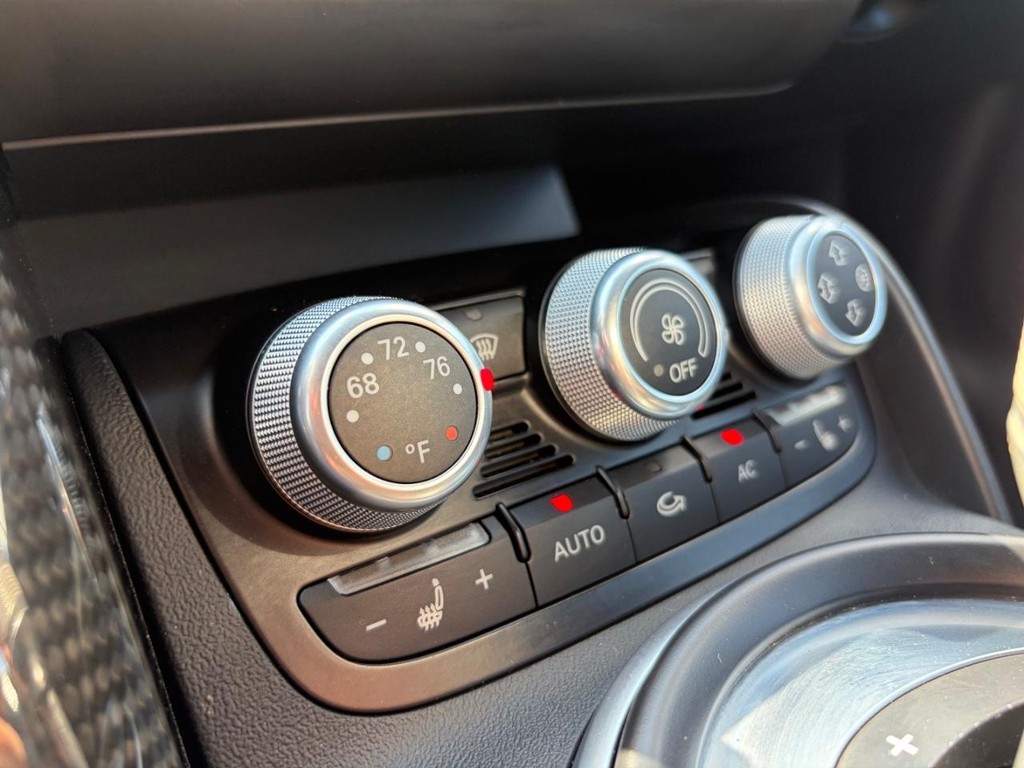 Audi R8 Vehicle Full-screen Gallery Image 19