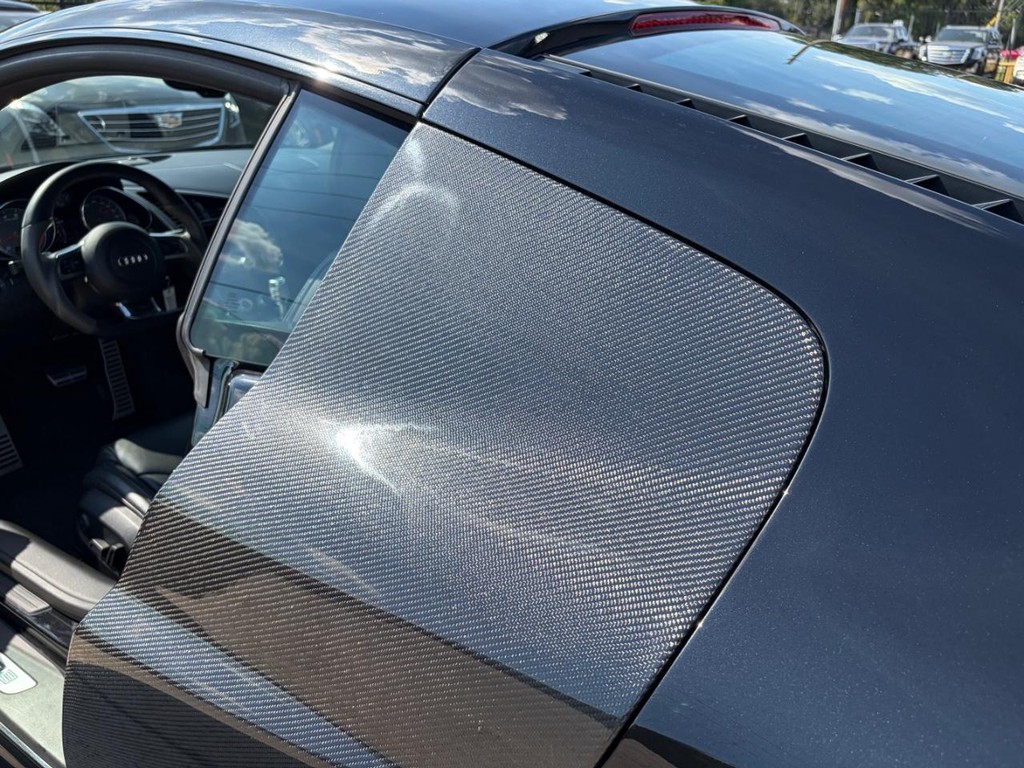 Audi R8 Vehicle Full-screen Gallery Image 25