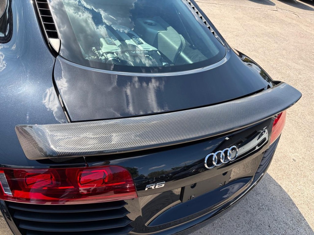 Audi R8 Vehicle Full-screen Gallery Image 26