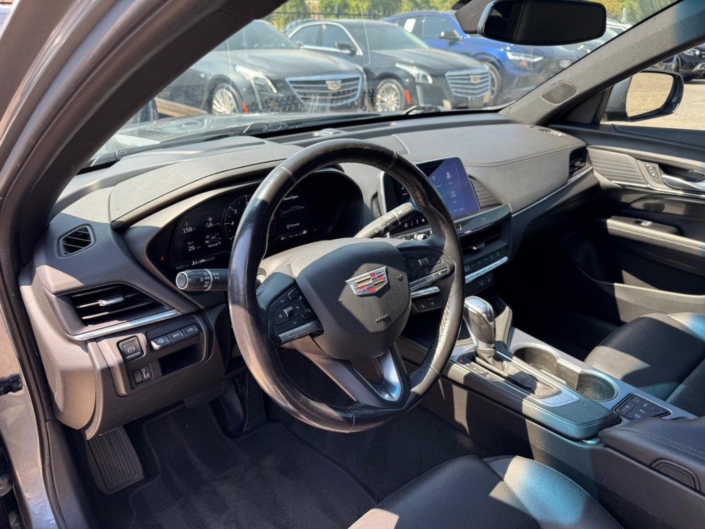 Cadillac CT4 Vehicle Full-screen Gallery Image 10