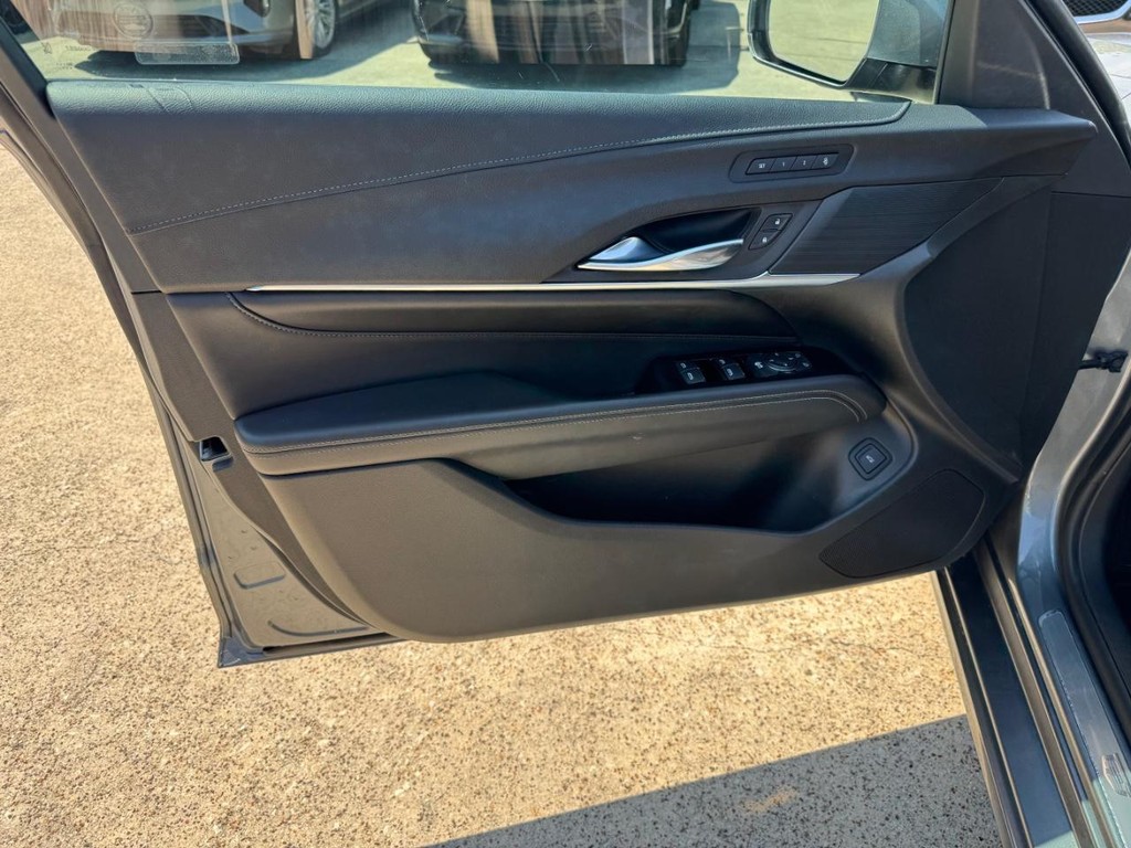 Cadillac CT4 Vehicle Full-screen Gallery Image 12