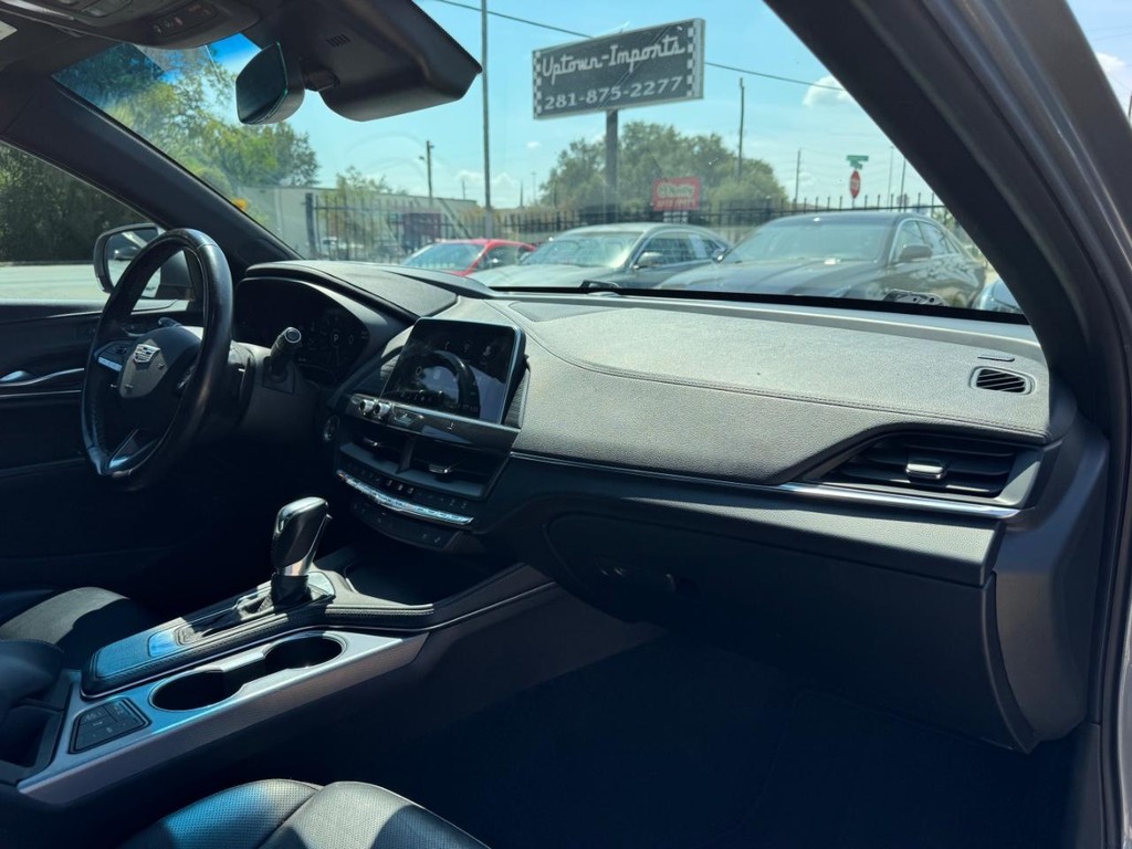 Cadillac CT4 Vehicle Full-screen Gallery Image 13