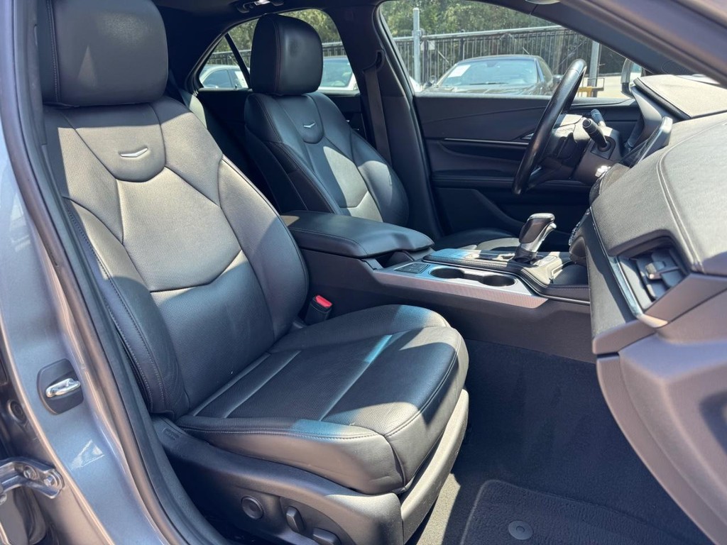 Cadillac CT4 Vehicle Full-screen Gallery Image 14