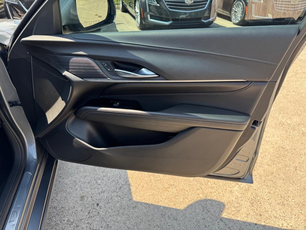 Cadillac CT4 Vehicle Full-screen Gallery Image 15