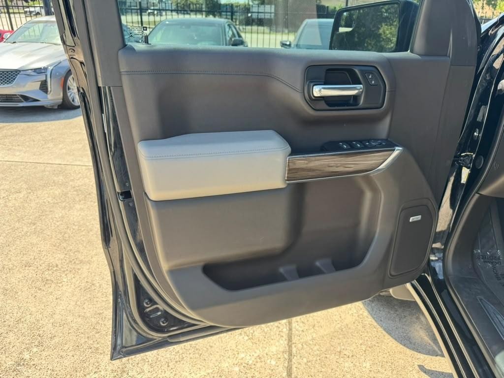 Chevrolet Silverado 1500 Vehicle Full-screen Gallery Image 12